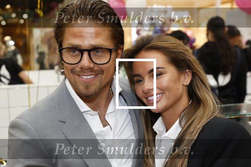 Amstelveen 27 mei 2021
Opening Yoyo tea bar van Rachel Hazes in winkelcentrum Amstelveen.
Andre Hazes zijn vriendinSarah v Soelen en haar ouders zijn ook aanwezig.