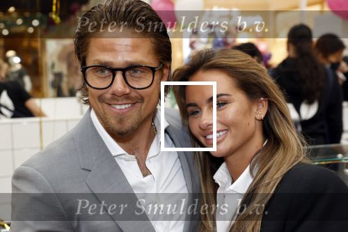 Amstelveen 27 mei 2021
Opening Yoyo tea bar van Rachel Hazes in winkelcentrum Amstelveen.
Andre Hazes zijn vriendinSarah v Soelen en haar ouders zijn ook aanwezig.