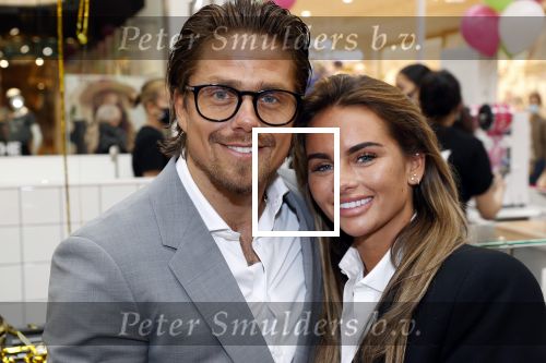 Amstelveen 27 mei 2021
Opening Yoyo tea bar van Rachel Hazes in winkelcentrum Amstelveen.
Andre Hazes zijn vriendinSarah v Soelen en haar ouders zijn ook aanwezig.