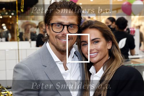 Amstelveen 27 mei 2021
Opening Yoyo tea bar van Rachel Hazes in winkelcentrum Amstelveen.
Andre Hazes zijn vriendinSarah v Soelen en haar ouders zijn ook aanwezig.