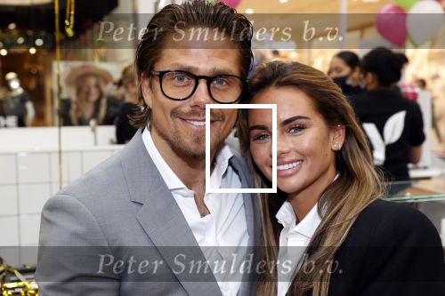 Amstelveen 27 mei 2021
Opening Yoyo tea bar van Rachel Hazes in winkelcentrum Amstelveen.
Andre Hazes zijn vriendinSarah v Soelen en haar ouders zijn ook aanwezig.