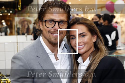 Amstelveen 27 mei 2021
Opening Yoyo tea bar van Rachel Hazes in winkelcentrum Amstelveen.
Andre Hazes zijn vriendinSarah v Soelen en haar ouders zijn ook aanwezig.