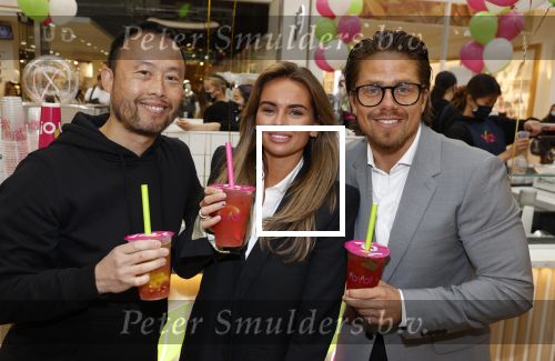 Amstelveen 27 mei 2021
Opening Yoyo tea bar van Rachel Hazes in winkelcentrum Amstelveen.
Andre Hazes zijn vriendinSarah v Soelen en haar ouders zijn ook aanwezig.
