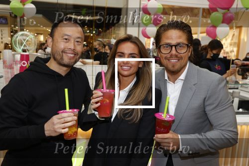 Amstelveen 27 mei 2021
Opening Yoyo tea bar van Rachel Hazes in winkelcentrum Amstelveen.
Andre Hazes zijn vriendinSarah v Soelen en haar ouders zijn ook aanwezig.