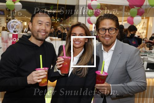 Amstelveen 27 mei 2021
Opening Yoyo tea bar van Rachel Hazes in winkelcentrum Amstelveen.
Andre Hazes zijn vriendinSarah v Soelen en haar ouders zijn ook aanwezig.