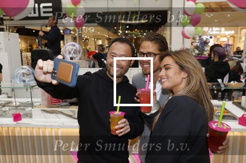 Amstelveen 27 mei 2021
Opening Yoyo tea bar van Rachel Hazes in winkelcentrum Amstelveen.
Andre Hazes zijn vriendinSarah v Soelen en haar ouders zijn ook aanwezig.