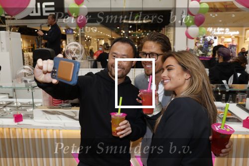 Amstelveen 27 mei 2021
Opening Yoyo tea bar van Rachel Hazes in winkelcentrum Amstelveen.
Andre Hazes zijn vriendinSarah v Soelen en haar ouders zijn ook aanwezig.