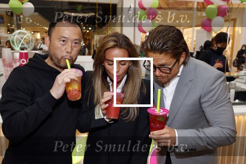 Amstelveen 27 mei 2021
Opening Yoyo tea bar van Rachel Hazes in winkelcentrum Amstelveen.
Andre Hazes zijn vriendinSarah v Soelen en haar ouders zijn ook aanwezig.