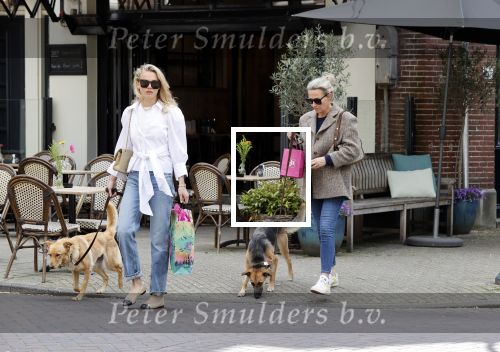 Amsterdam 29 mei 2021
Annekee Molenaar en haar moeder met de honden in Amsterdam zuid.