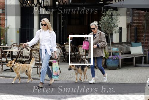 Amsterdam 29 mei 2021
Annekee Molenaar en haar moeder met de honden in Amsterdam zuid.