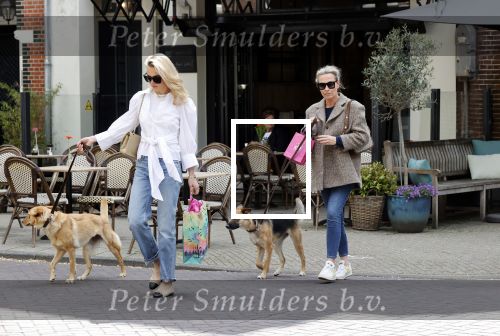 Amsterdam 29 mei 2021
Annekee Molenaar en haar moeder met de honden in Amsterdam zuid.