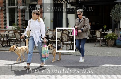 Amsterdam 29 mei 2021
Annekee Molenaar en haar moeder met de honden in Amsterdam zuid.