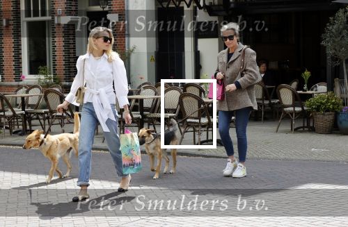 Amsterdam 29 mei 2021
Annekee Molenaar en haar moeder met de honden in Amsterdam zuid.