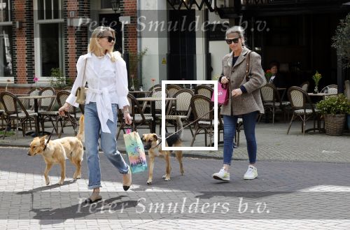 Amsterdam 29 mei 2021
Annekee Molenaar en haar moeder met de honden in Amsterdam zuid.
