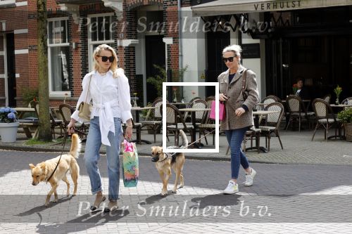 Amsterdam 29 mei 2021
Annekee Molenaar en haar moeder met de honden in Amsterdam zuid.