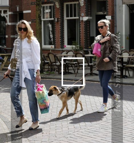 Amsterdam 29 mei 2021
Annekee Molenaar en haar moeder met de honden in Amsterdam zuid.