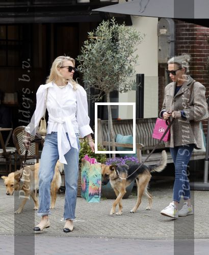 Amsterdam 29 mei 2021
Annekee Molenaar en haar moeder met de honden in Amsterdam zuid.