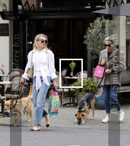 Amsterdam 29 mei 2021
Annekee Molenaar en haar moeder met de honden in Amsterdam zuid.