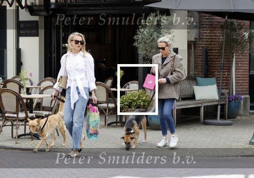 Amsterdam 29 mei 2021
Annekee Molenaar en haar moeder met de honden in Amsterdam zuid.