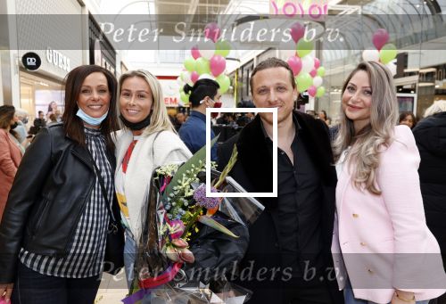Amstelveen 27 mei 2021
Opening Yoyo tea bar van Rachel Hazes in winkelcentrum Amstelveen.
Andre Hazes zijn vriendinSarah v Soelen en haar ouders zijn ook aanwezig. Annemarie Landzaat met een vriendin en Benjamin Aslan met vriendin