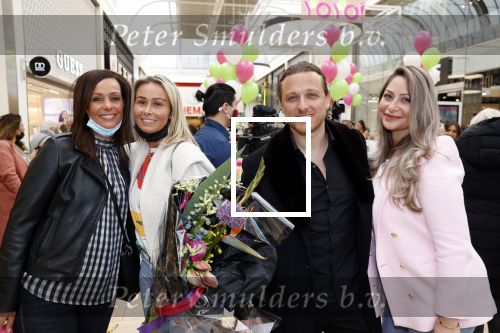 Amstelveen 27 mei 2021
Opening Yoyo tea bar van Rachel Hazes in winkelcentrum Amstelveen.
Andre Hazes zijn vriendinSarah v Soelen en haar ouders zijn ook aanwezig. Annemarie Landzaat met een vriendin en Benjamin Aslan met vriendin