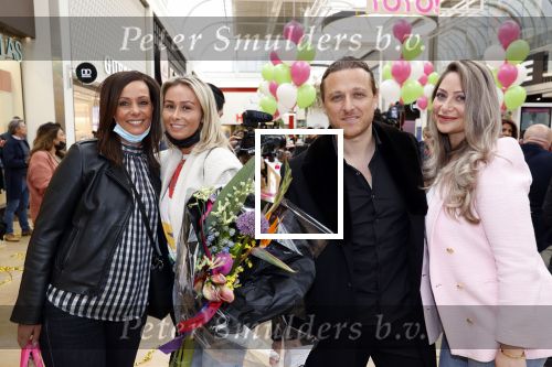 Amstelveen 27 mei 2021
Opening Yoyo tea bar van Rachel Hazes in winkelcentrum Amstelveen.
Andre Hazes zijn vriendinSarah v Soelen en haar ouders zijn ook aanwezig. Annemarie Landzaat met een vriendin en Benjamin Aslan met vriendin