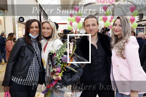 Amstelveen 27 mei 2021
Opening Yoyo tea bar van Rachel Hazes in winkelcentrum Amstelveen.
Andre Hazes zijn vriendinSarah v Soelen en haar ouders zijn ook aanwezig. Annemarie Landzaat met een vriendin en Benjamin Aslan met vriendin