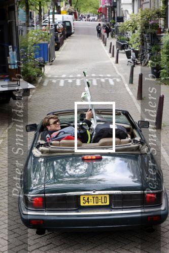 Amsterdam 29 mei 2021
Beau v Erven Dorens in zij Jaguar cabriolet in het centrum van Amsterdam.