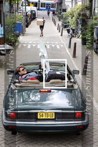 Amsterdam 29 mei 2021
Beau v Erven Dorens in zij Jaguar cabriolet in het centrum van Amsterdam.