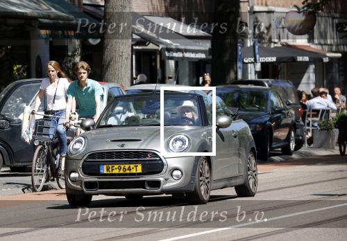 Amsterdam 10 juni 2021
Bridget Maasland doet met haar hondje boodschappen in haar mini cabrio.