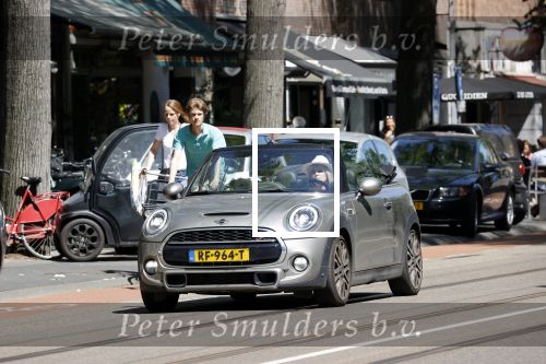 Amsterdam 10 juni 2021
Bridget Maasland doet met haar hondje boodschappen in haar mini cabrio.