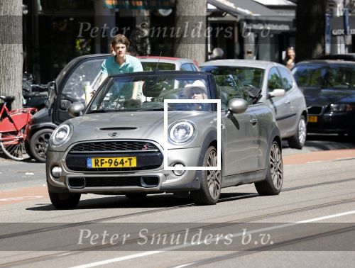 Amsterdam 10 juni 2021
Bridget Maasland doet met haar hondje boodschappen in haar mini cabrio.