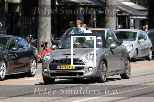 Amsterdam 10 juni 2021
Bridget Maasland doet met haar hondje boodschappen in haar mini cabrio.