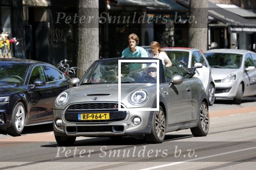 Amsterdam 10 juni 2021
Bridget Maasland doet met haar hondje boodschappen in haar mini cabrio.
