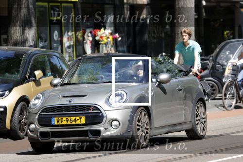 Amsterdam 10 juni 2021
Bridget Maasland doet met haar hondje boodschappen in haar mini cabrio.