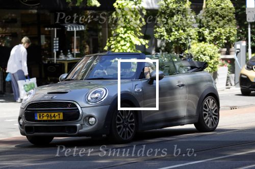 Amsterdam 10 juni 2021
Bridget Maasland doet met haar hondje boodschappen in haar mini cabrio.