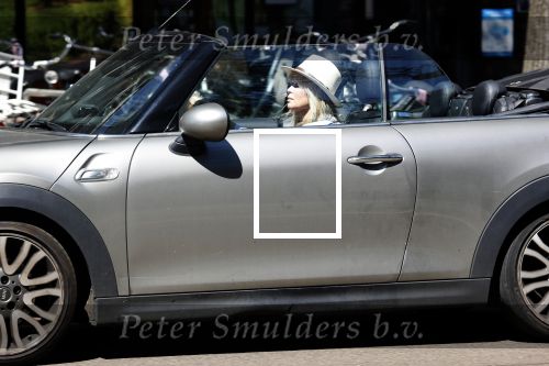 Amsterdam 10 juni 2021
Bridget Maasland doet met haar hondje boodschappen in haar mini cabrio.