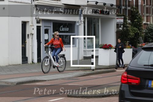 Amsterdam 5 juni 2021
Connei Witteman met haar kleinzoon op fiets en electrische step