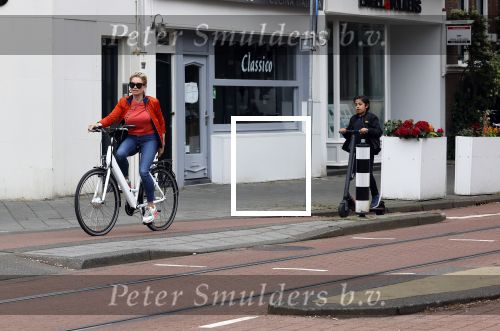 Amsterdam 5 juni 2021
Connei Witteman met haar kleinzoon op fiets en electrische step