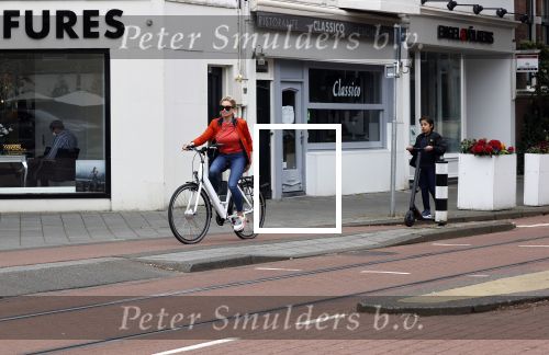 Amsterdam 5 juni 2021
Connei Witteman met haar kleinzoon op fiets en electrische step