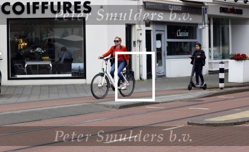 Amsterdam 5 juni 2021
Connei Witteman met haar kleinzoon op fiets en electrische step