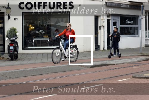 Amsterdam 5 juni 2021
Connei Witteman met haar kleinzoon op fiets en electrische step