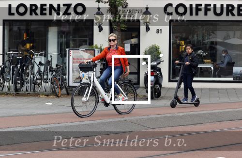 Amsterdam 5 juni 2021
Connei Witteman met haar kleinzoon op fiets en electrische step
