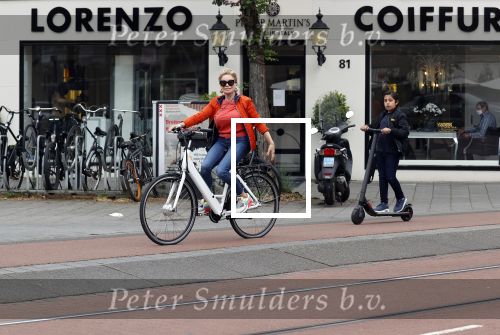 Amsterdam 5 juni 2021
Connei Witteman met haar kleinzoon op fiets en electrische step