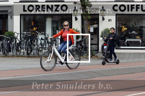 Amsterdam 5 juni 2021
Connei Witteman met haar kleinzoon op fiets en electrische step