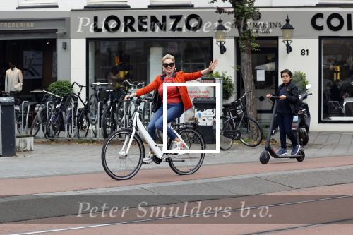 Amsterdam 5 juni 2021
Connei Witteman met haar kleinzoon op fiets en electrische step