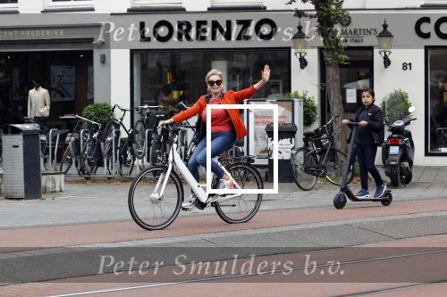Amsterdam 5 juni 2021
Connei Witteman met haar kleinzoon op fiets en electrische step