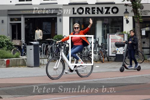 Amsterdam 5 juni 2021
Connei Witteman met haar kleinzoon op fiets en electrische step
