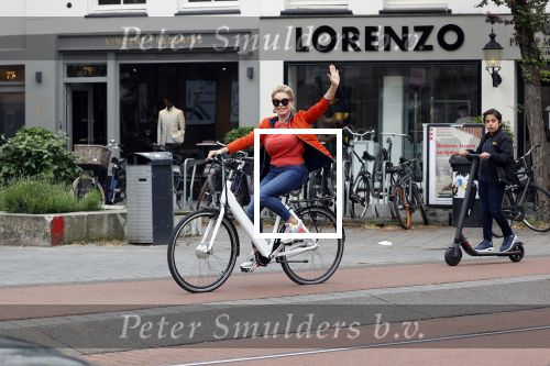 Amsterdam 5 juni 2021
Connei Witteman met haar kleinzoon op fiets en electrische step