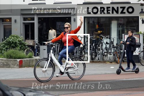Amsterdam 5 juni 2021
Connei Witteman met haar kleinzoon op fiets en electrische step